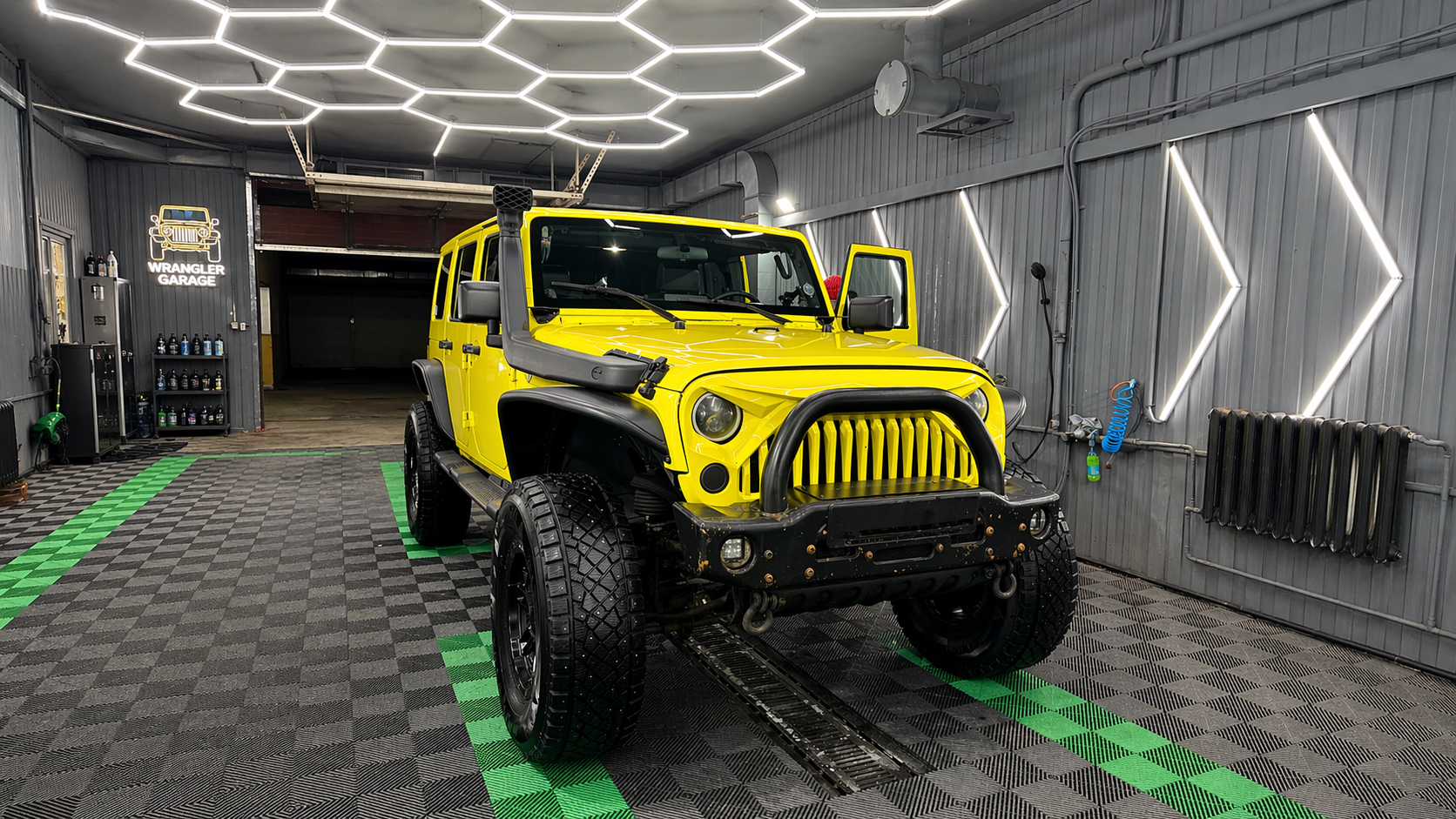 Комплексная мойка всего авто с вниманием к деталям - фото 1